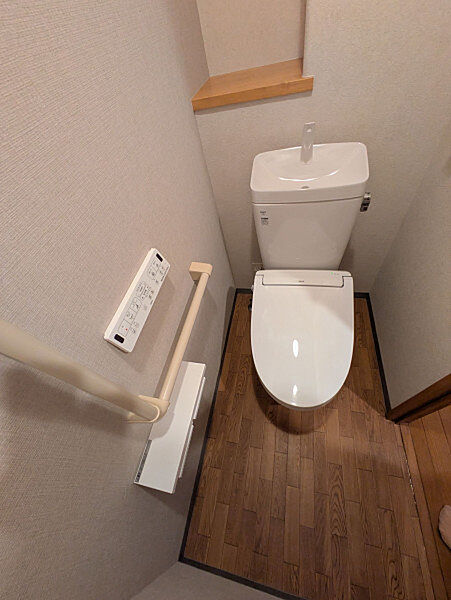 手すりと温水洗浄便座付きで、毎日を快適に過ごせるトイレです。