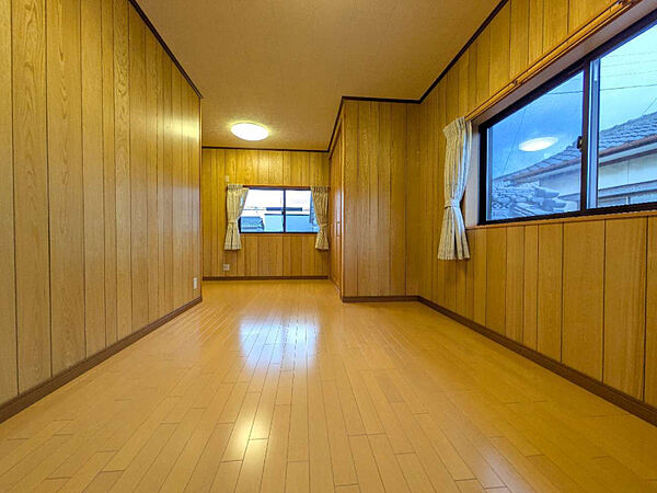 縦長のゆったり空間が使いやすい洋室。趣味コーナーやワークデスクも余裕をもって配置できます！