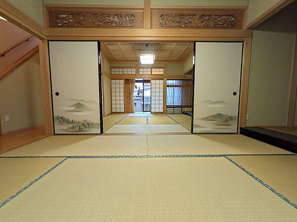 続き間の和室は集いの場に最適。引き戸でアレンジ自在、季節行事やおもてなしにも活躍します！