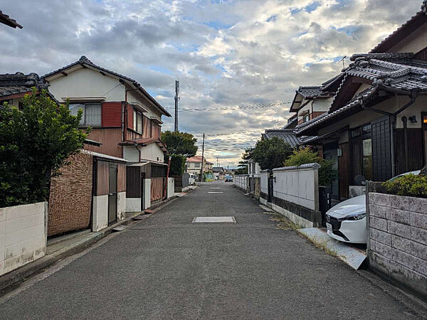 前面道路は見通し良好で車の出し入れも安心。穏やかな街並みに包まれた住みよいロケーションです！