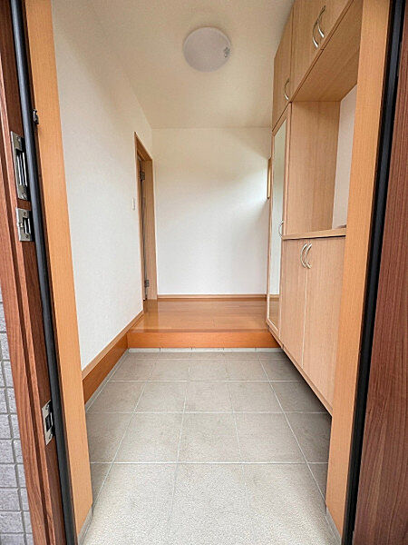 収納たっぷりの玄関はベビーカーもすっきり。来客時も気持ちよく迎え入れられる清潔感あるスペースです。