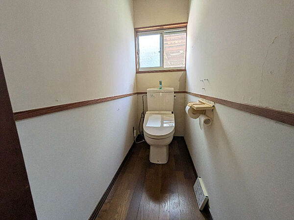 小窓付きのトイレは換気良好。気持ちよく使えて、日々の暮らしが快適になります！