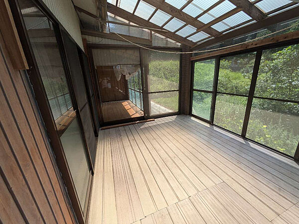 屋根付きウッドデッキ風のサンルーム。雨の日も洗濯物が干せ、家族の憩いの場になります！