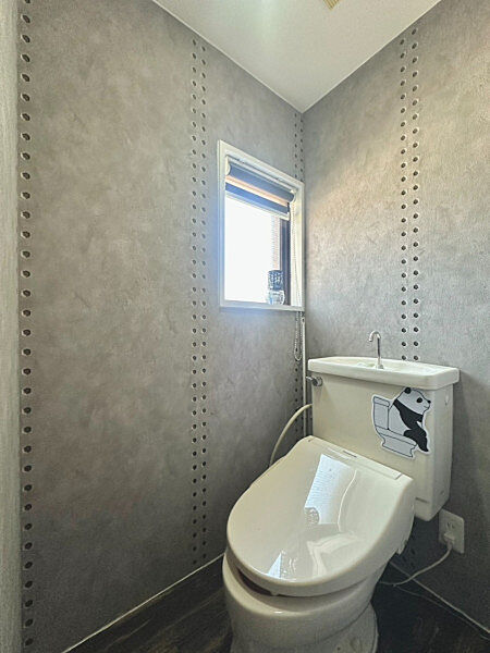 小窓から光が差し込むトイレは、換気しやすく清潔感のある空間。毎日使う場所だからこそ、心地よさと機能性をしっかり備えています。