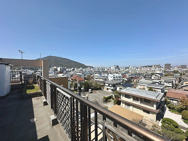 広いルーフスペースから街並みと山の景色を一望。青空の下でくつろぎの時間を楽しめ、ガーデニングやアウトドア気分も満喫できます。