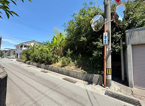 コーナーミラー設置で見通し良好な前面道路。車の出し入れも落ち着いて行えます。周辺は静かで、休日はゆっくり過ごせそう。日々の暮らしやすさを重視する方に。