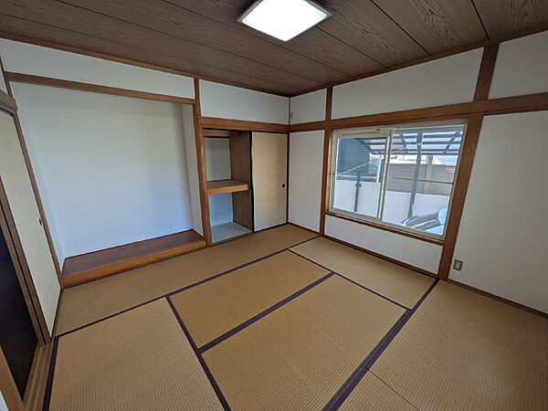 客間やテレワークにも便利な和室。押入れ収納付きでいつもすっきり、畳の心地よさが家族の憩いを包み込む、落ち着きある一室です。