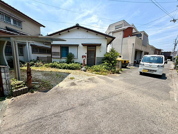 整った街路で見通しのよい前面道路。駐車や車の出入りがしやすい環境です。自転車移動もしやすく通勤通学にも便利な立地です。