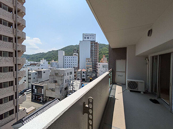 ワイドバルコニーから街並みと山並みを望む爽快な眺望。洗濯物もたっぷり干せます。
