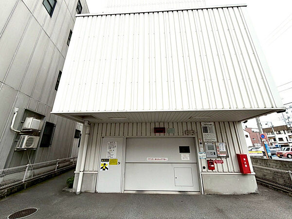 屋内機械式駐車場で大切な愛車をしっかり保護。防犯性と利便性を兼ね備えます。
