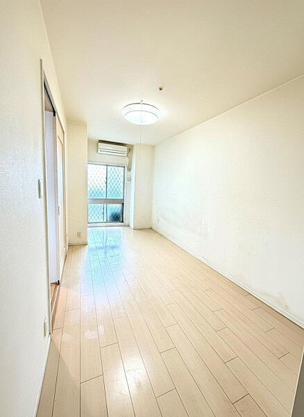 奥行きのある居室はベッド配置もしやすく、エアコン設置で一年中快適に過ごせます。