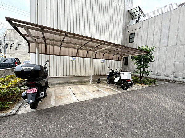 屋根付きバイク置場を完備。雨の日も安心で、ツーリング派の暮らしをしっかりサポートします。
