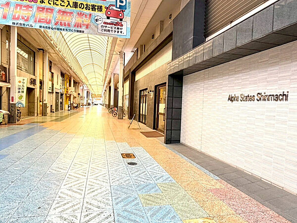 商店街アーケード至近で買い物もグルメも身近に。雨の日も快適な街中ライフが叶います。