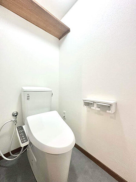 温水洗浄便座で快適なトイレ空間。清潔感のある内装が毎日を心地よくします。
