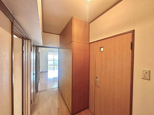 天井高の収納が並ぶ廊下は、生活用品をすっきりしまえて住空間を広く保てます。