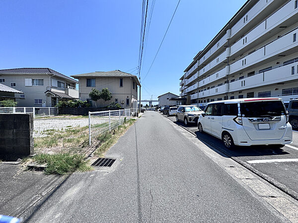 前面道路が広がり車の出入りがしやすい住環境。周辺は落ち着いた住宅地で日々の買い物や散歩も快適です。遠くまで空が開け、開放感のある景色が日常を明るくしてくれます。
