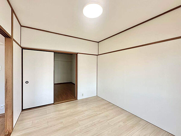 やさしい木目の洋室は寝室にも書斎にも。落ち着いた雰囲気で心地よく過ごせます。