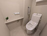 トイレ：温水洗浄便座を備えたトイレは手洗いカウンター付き。小物を置ける棚もあり、清潔感と使い勝手を両立。毎日を快適にしてくれます。