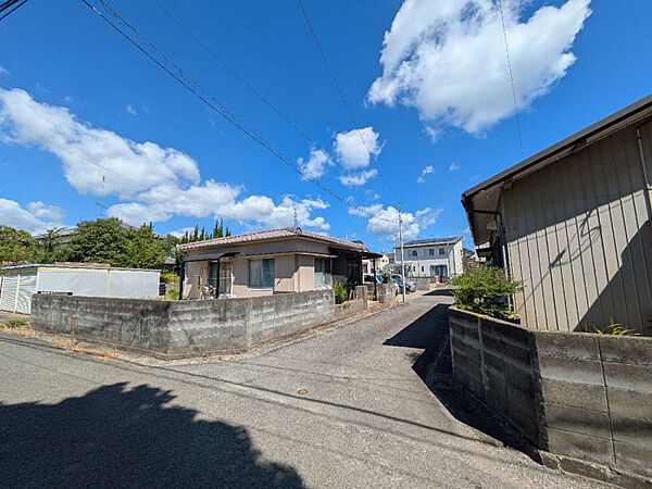 前面道路は落ち着いた通りで交通音も控えめ。小さなお子様のいるご家庭や在宅ワークにも心地よい住環境。周辺に生活施設も点在します。