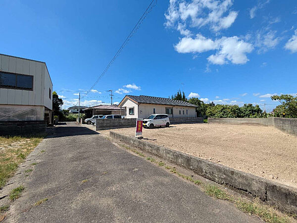 間口の広い更地で、建物配置や庭計画が自由自在。日照を確保しやすい立地で、洗濯物もよく乾きそう。現地の開放感をぜひご体感ください。