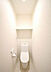 トイレ：落ち着いた色合いのトイレは収納棚付きで備品の管理がしやすく、毎日を清潔に保てます。来客時にも好印象の空間です。※施工事例です。実際とは異なります。