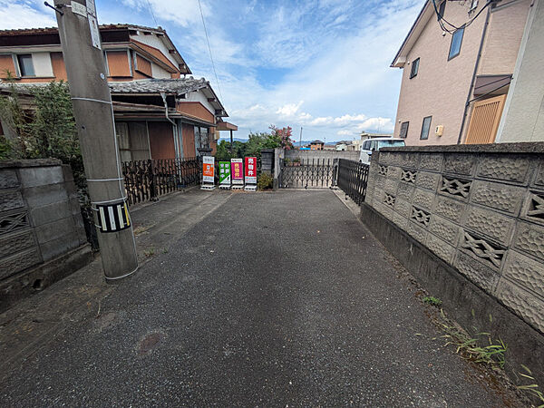 前面道路は車の離合もしやすい幅員。奥には敷地ゲートが見え、プライバシー性も確保。落ち着いた住環境がうれしい立地です。