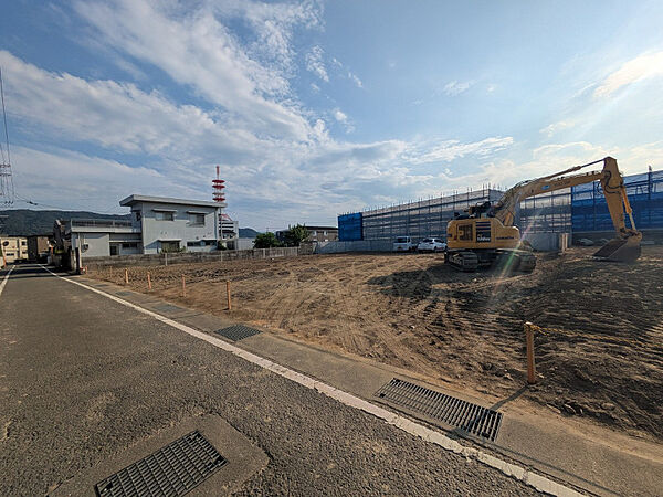 重機の入る広々とした土地は、建築計画が進めやすい整地状態。家事動線や収納計画も自由度高く検討できます。