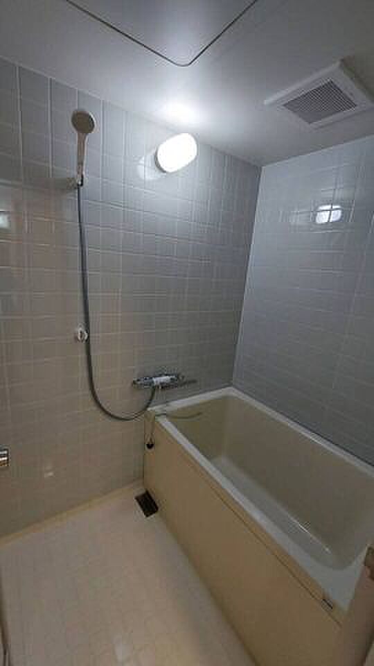 浴室は水栓とシャワーヘッド新調済。