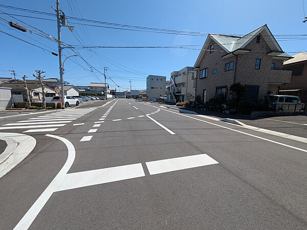 東方面に開通予定の舗装済み計画道路