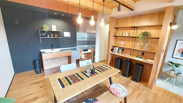 木の温もりを感じるダイニング。ペンダント照明が優しく照らし、見せる収納と造作カウンターでお気に入りを飾れる暮らしを楽しめます。※家具・小物は含みません。