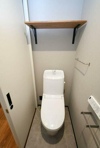 清潔感あるトイレは手洗い一体型。上部棚に備品をすっきり収納でき、日々の使い勝手を考えたシンプルデザインです。※家具・小物は含みません。