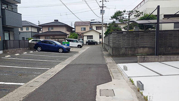 前面道路は車通りが落ち着き、駐車もスムーズ。周辺には生活利便施設が点在し、日々の買い物にも便利な住環境です。