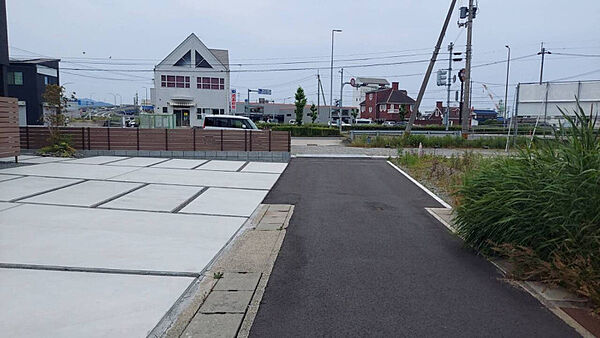 敷地前は見通しの良い舗装路。出入りがしやすく、車の転回も安心。歩道との段差が少なくベビーカーや自転車も通行しやすいです。