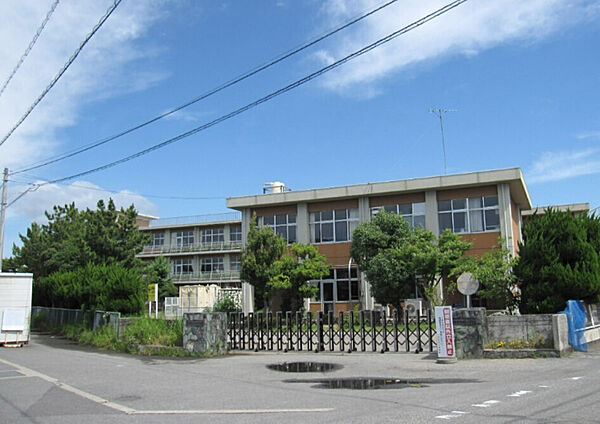 のどかな環境に建つ教育施設の外観。緑に囲まれた開放的な立地で、通学路の雰囲気も穏やか。子育て世代にうれしい住環境です。