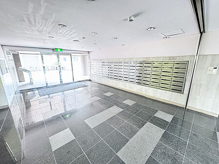 エントランスホールはタイル床が上品な雰囲気。集合ポストが整然と並び、管理の良さが伝わります。オートロックと併せて安心感のある住環境を実現します。