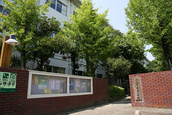 緑に包まれた周辺環境で、通学や散歩にも心地よいロケーション。日常の利便性と落ち着きが両立し、子育てにも暮らしにも優しい住み心地を実感できます。