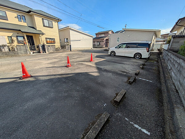 ゆったりとした駐車スペースを確保できる広さ。家庭菜園や物置の設置など多目的に活用可能です。周囲に高い建物が少なく、開放的な暮らしが実現！