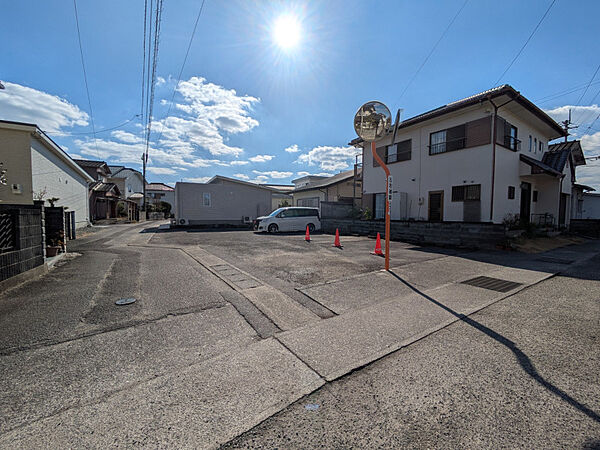見通しの良い角地で開放感たっぷり。車の転回もスムーズな道路幅で日常の運転も安心です。陽当たりと風通しを享受できる立地、家族の快適な暮らしを後押し！