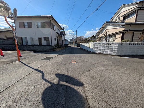 周辺は戸建が並ぶ落ち着いたエリア。歩道付きで小さなお子さま連れの外出も安心です。交通量が少なく静かな環境、ゆったりとした暮らしを叶えます！