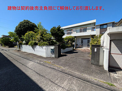区画図:現況建物は売主負担で解体後、更地でお引渡し予定。南向きで日当たり良好、緑豊かな住環境です。前面舗装も整い、車の出入りもスムーズです。 区画図:現況建物は売主負担で解体後、更地でお引渡し予定。南向きで日当たり良好、緑豊かな住環境です。前面舗装も整い、車の出入りもスムーズです。