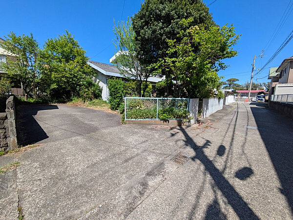 前面道路は車通行もしやすく、敷地へのアプローチがフラット。周辺は緑が多く静かな住環境です。新居計画が進めやすい条件です。