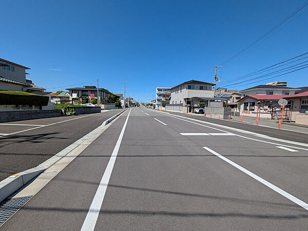 東方面に開通予定の舗装済み計画道路