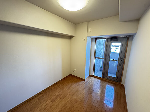 コンパクトな洋室はワークルームや趣味部屋におすすめ。バルコニーに面し自然光が届く明るさが魅力です。家具の配置がしやすい形状で、収納を工夫すれば心地よいプライベート空間に。