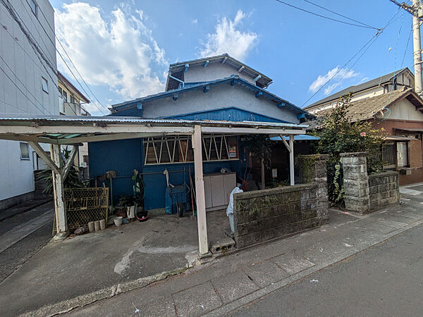 現況建物がありますが、契約後に更地でお引き渡し。南側道路で明るい区画です。建築条件なしだから、平屋から二階建てまで自由にご検討ください！