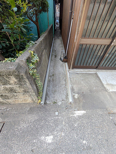 敷地脇の通路や植栽があり、隣家との距離感も確保。近隣は落ち着いた住宅地で暮らしやすい環境です。更地渡し予定で新築計画が進めやすい物件！