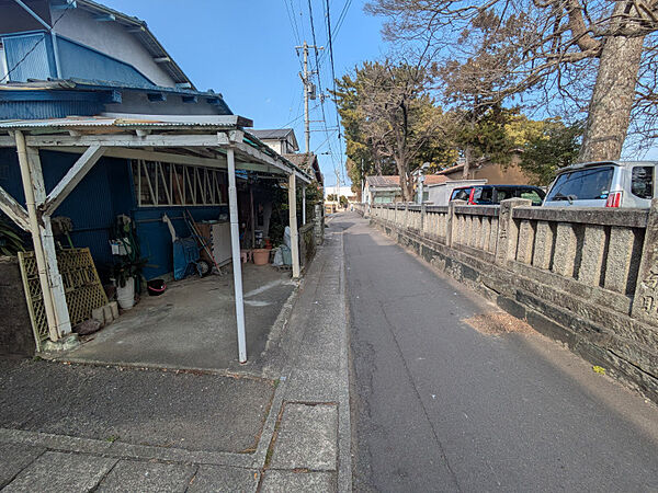 静かな生活道路に面し、落ち着いた住環境。歩道もありお散歩や通勤通学に便利です。更地渡し予定なので、お好みの間取りで新築計画が進められます！