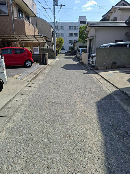 前面道路は見通し良好で車通りも穏やか。住宅が並ぶ静かな環境で、徒歩での移動も安心です。