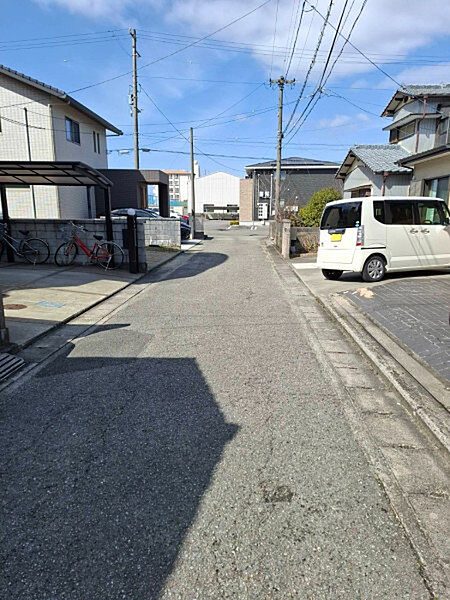 緩やかなカーブの生活道路。駐車スペースのある家並みが続き、車の出入りもスムーズです。