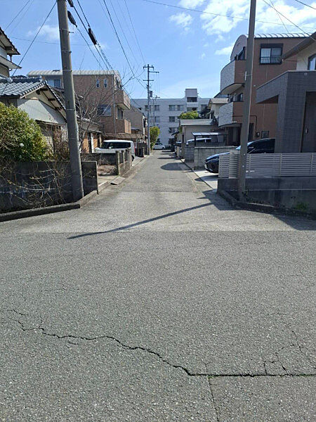 一直線に伸びるフラットな道路。交通量は落ち着き、子どもも歩きやすい住環境が整います。