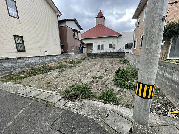 隣家との距離も取りやすい整形地。建築計画が立てやすく、駐車や庭スペースも確保しやすいサイズ感です。落ち着いた住宅地で新生活にぴったり。